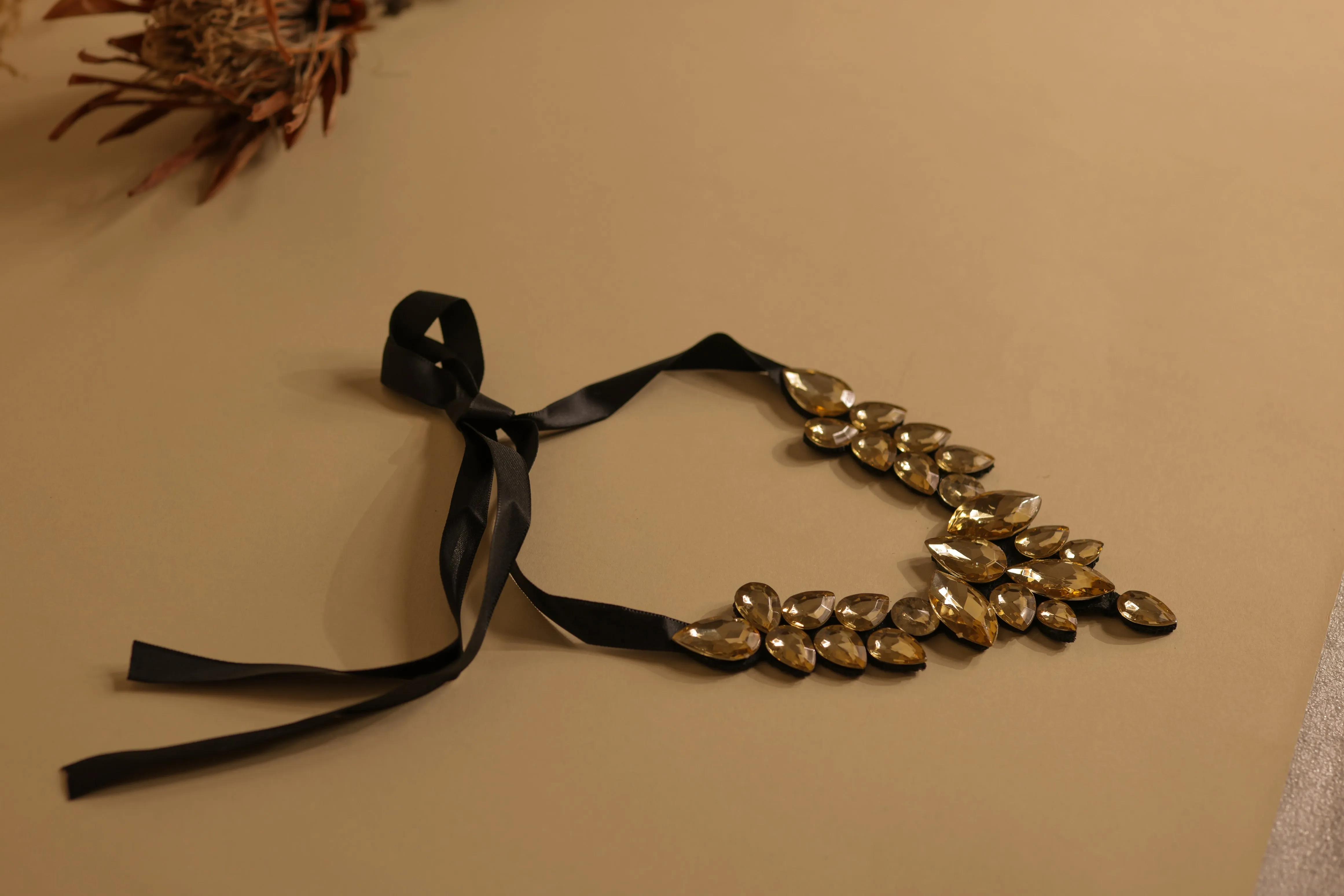 Tie collar necklace - yellow